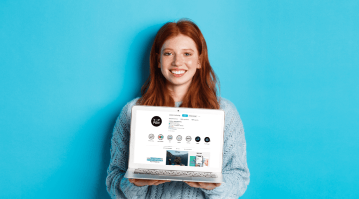 Mujer sujetando laptop con redes de YOPPEN