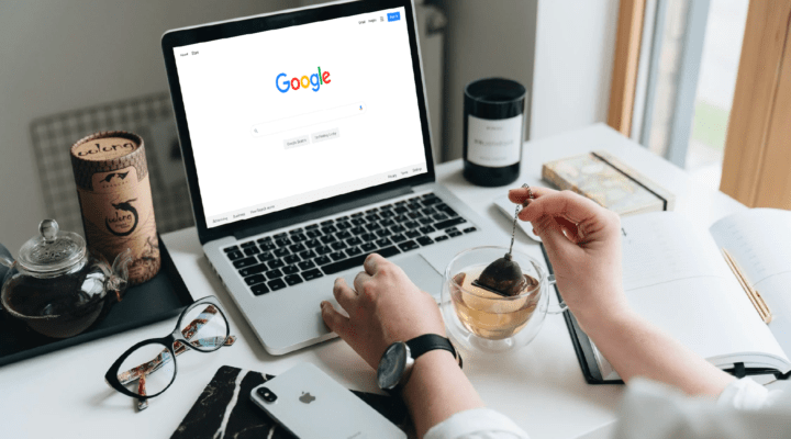 Persona en un escritorio navegando por Google en Macbook