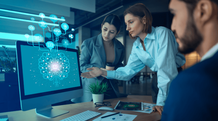 Personas mirando IA en la pantalla de un laptop
