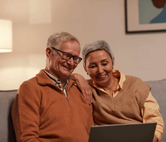 Adultos mayores navegando Internet